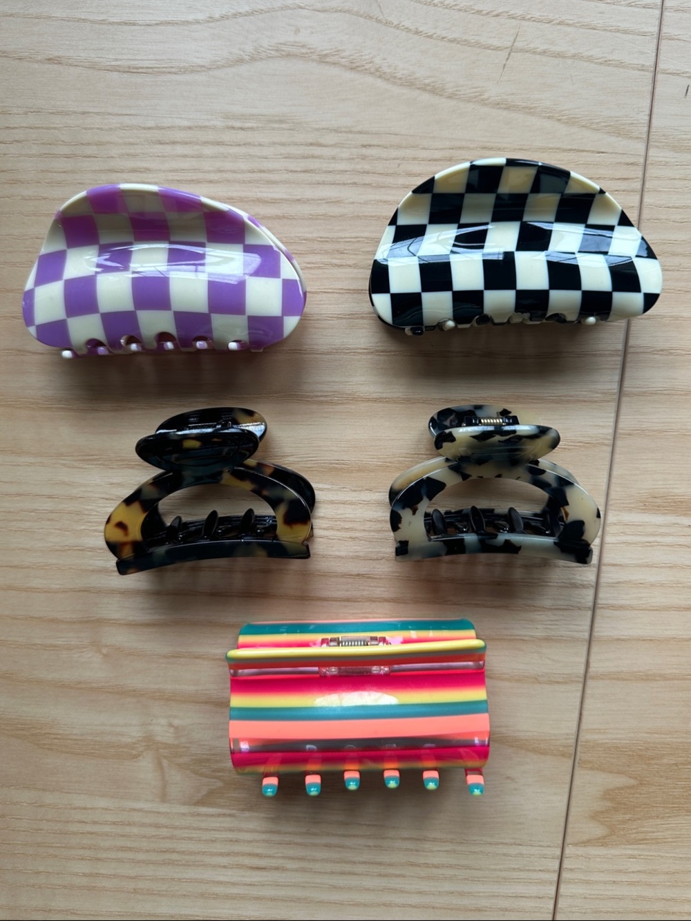 Assortment of hair claw clips (NEW)